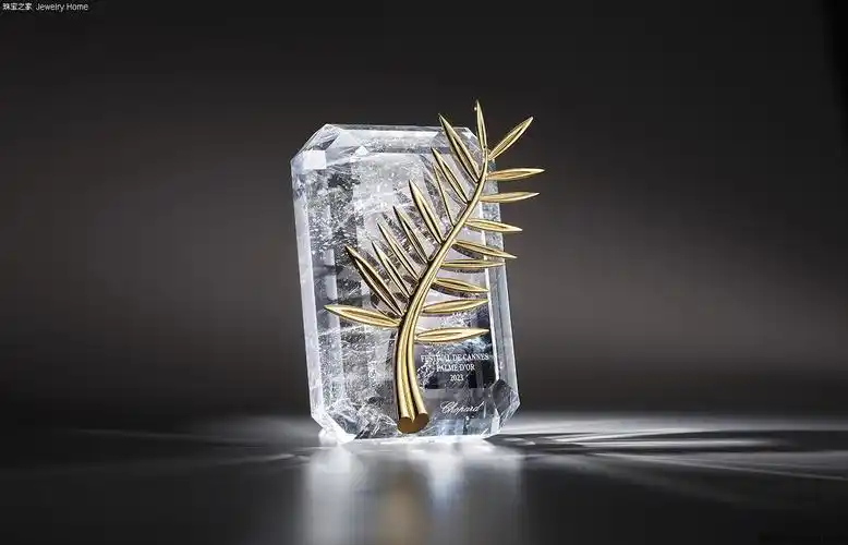 导演茹斯汀特里耶获颁第76届戛纳电影节金棕榈奖杯