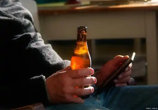 在寂静安宁的夜晚,独自开怀畅饮,是何等惬意的生活啊.