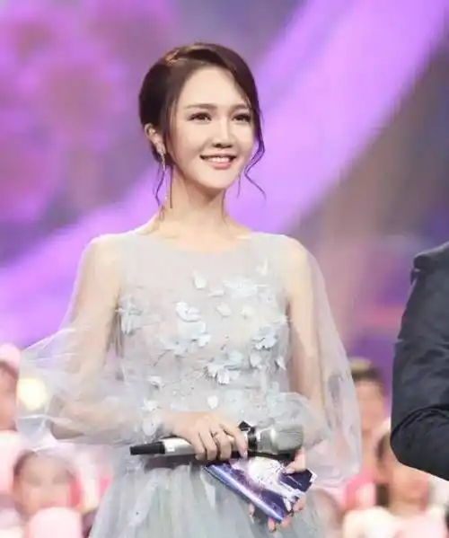 2019年,她被曝与汪苏泷相恋,当时有狗仔拍到靳梦佳和汪苏泷一起参加