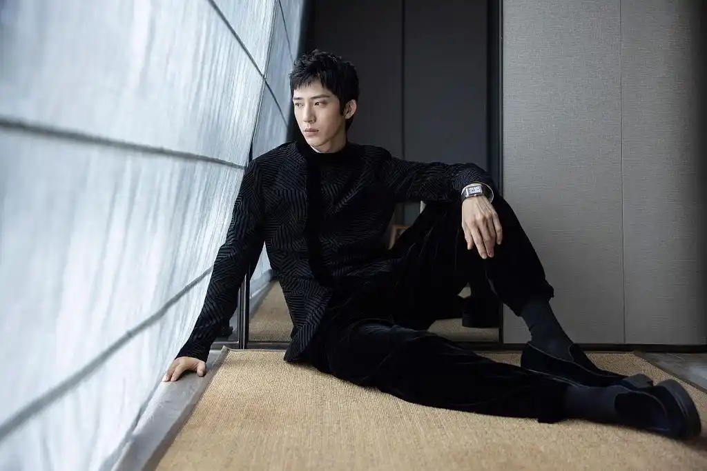 井柏然大湾区中秋写真成熟绅士 秀腕表表情高冷荷尔蒙满屏