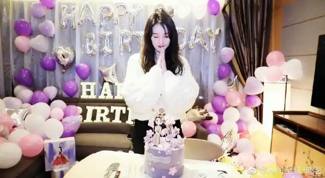 袁冰妍生日被跳舞熊壁咚