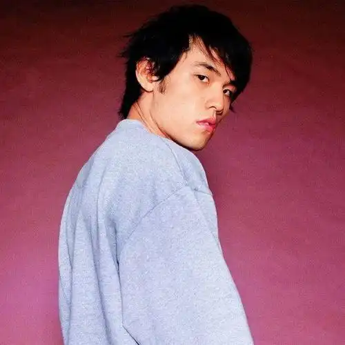 周杰伦晒重返20岁自拍照原来他20年前的品位这么牛x