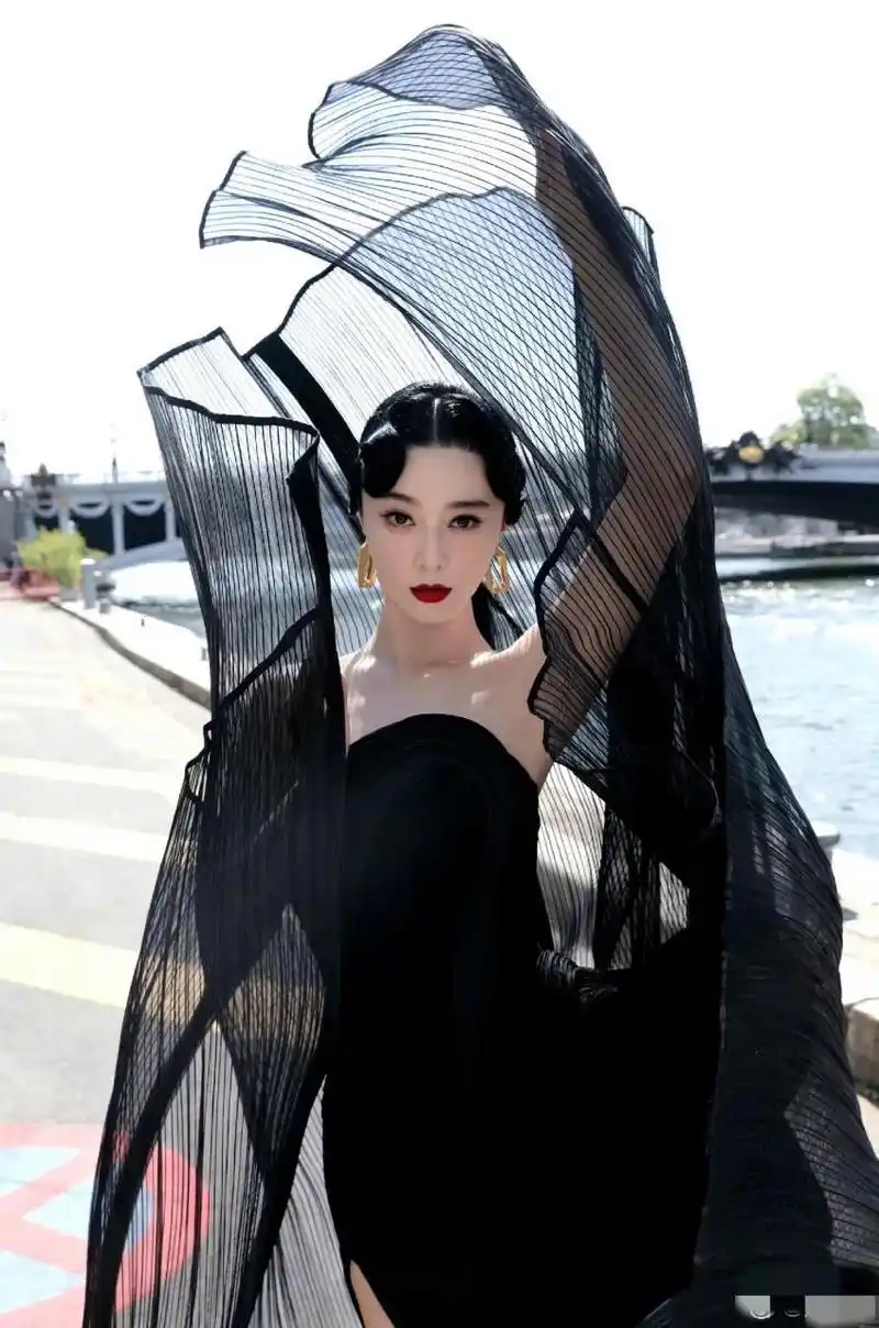 范冰冰刚刚晒美照! 冰冰这是修的瘦了,还是真瘦了?