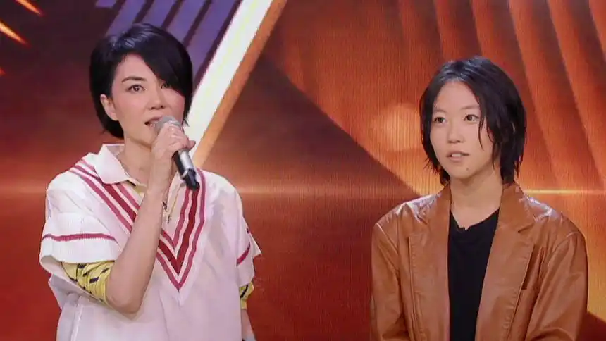 窦靖童幻月引爆全场高冷妈妈王菲变话唠