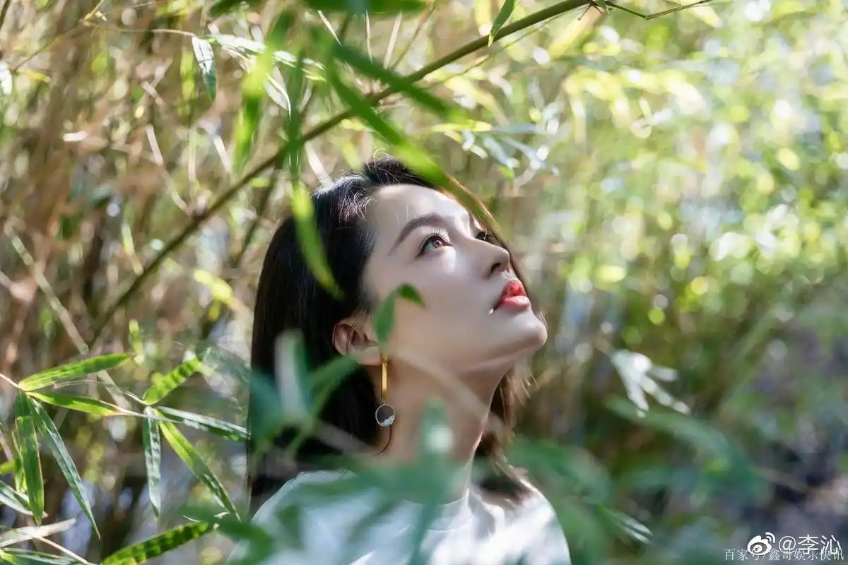 李沁～笑容灿烂,阳光里精致的女孩,举手投足间魅力尽显