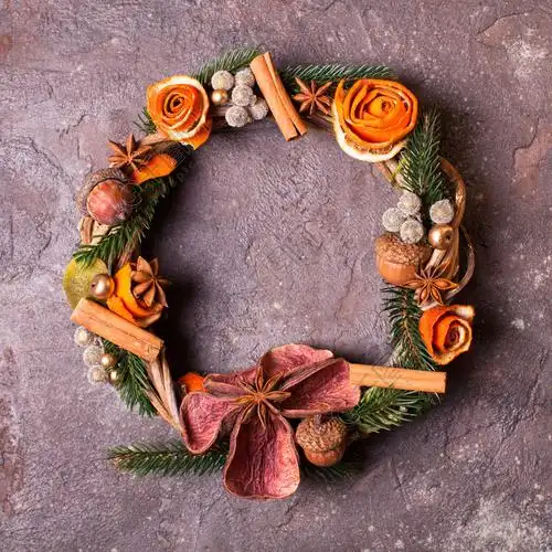 圣诞芳香生态花圈圣诞芳香生态花环与干橙和八角星装饰橘皮玫瑰特写