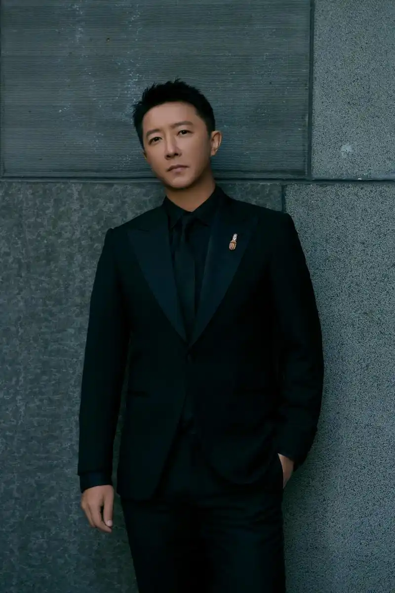 韩庚# boss@韩庚hangeng 今日全黑西装look出席fred斐登 高级珠宝