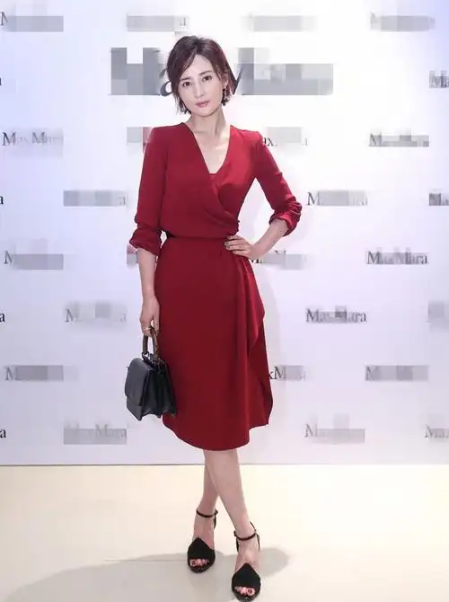 蒋勤勤掀起头发染黑参加活动,腰不宽腿不粗,哪像刚生完孩子?