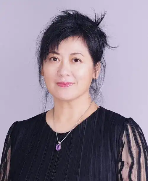 佟瑞欣看着妻子从美丽自信变成现在的模样,心中只有一个愿望,那就是