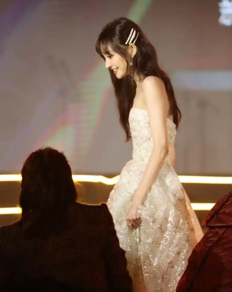 郑爽侧面生图照来了,来品品小仙女侧脸状态