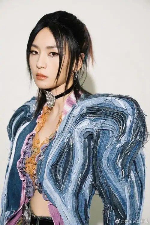 周笔畅昨日演唱会造型合集优雅大气时尚酷炫