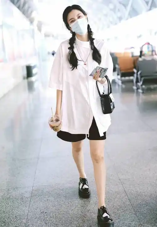 宋妍霏不愧是最会穿的明星博主,基础白t穿四季,28套示范收藏吧|t恤