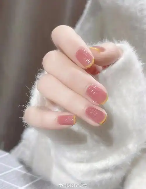今天我在网上看到了一款简约而优雅的指甲配色,它由淡淡的蜜桃色组成