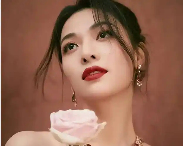 3岁开始学舞蹈,腰部受伤还坚持参加比赛,钟楚曦比看起来努力