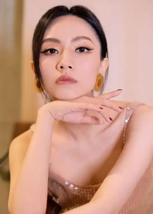 亮片点缀的裙身,长发高马尾造型,将时尚与性感完美融合|唱片|音乐专辑