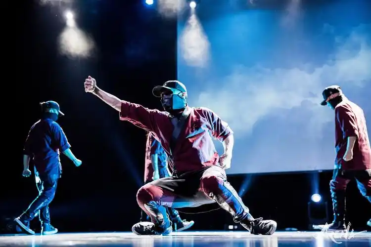 p>kinjaz是由一群兄弟组成的舞团,已拥有超过30名成员,创始人anthony