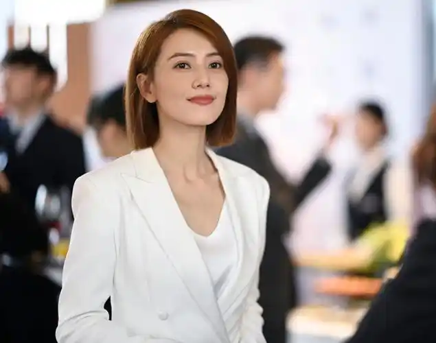 被高圆圆新剧发型圈粉,"一刀切短发"减龄显脸小,气质也太好了 - 知乎