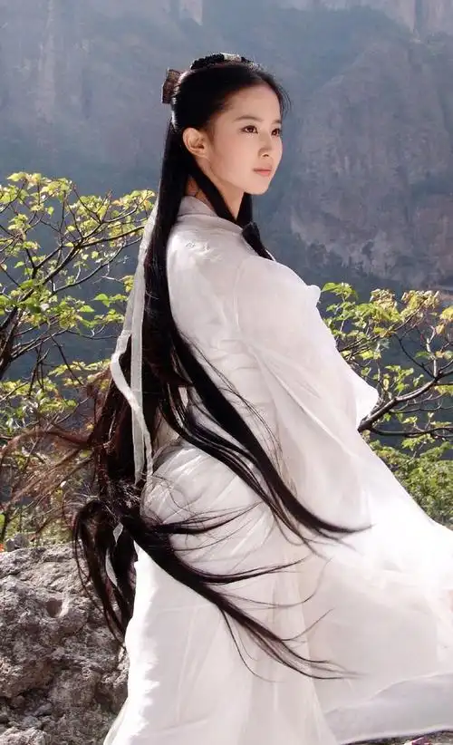 刘亦菲小龙女舞剑幕后花絮图一个集仙气与侠气于一身的女子