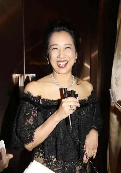 作为前香港小姐,甚至被誉为行业最漂亮的港姐,朱玲玲的魅力和姿态十分