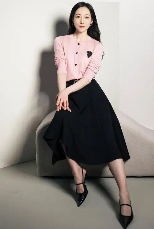 美女韩雪脚上的性感高跟鞋准确地踩在了男人的心坎上