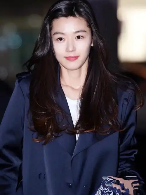 40岁全智贤近照爆光一身淑女装扮亮相野蛮女友也可以很温柔