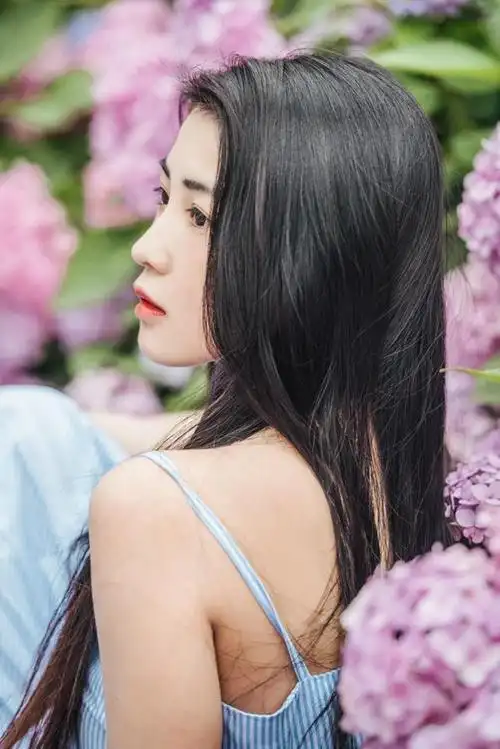 紫阳花海下清纯漂亮美女俏皮阳光唯美写真