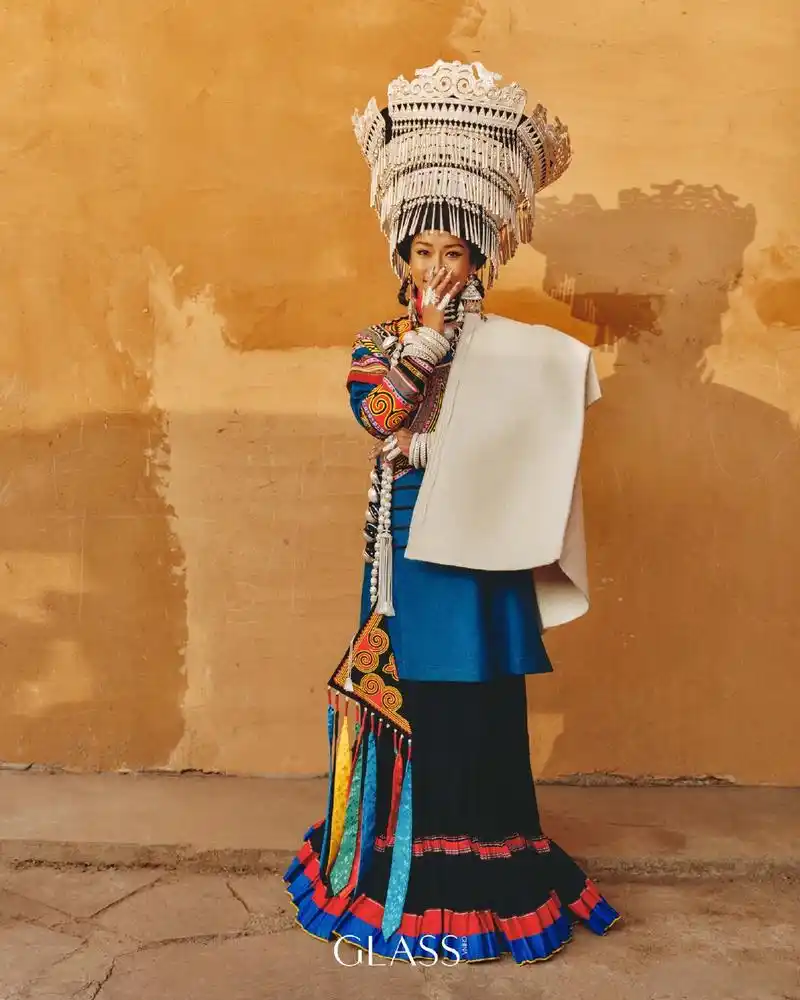 【@吉克隽逸把彝族元素融入时装】@吉克隽逸眼线拉到太阳穴 @吉克隽逸