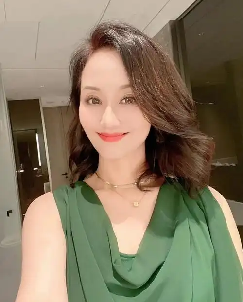 李颖妩媚动人温柔秀丽的写真照