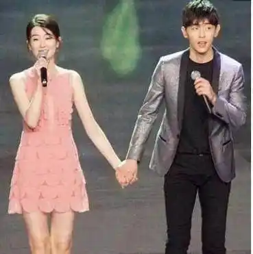 但却因一袭红衣扎眼得很,此外在片场邓伦和赵丽颖关系也很亲密,一如在