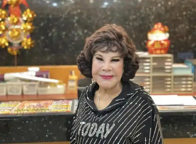 87岁黄夏蕙罕见素颜露脸尽显慈祥亲切为人心善自资购口罩赠长者