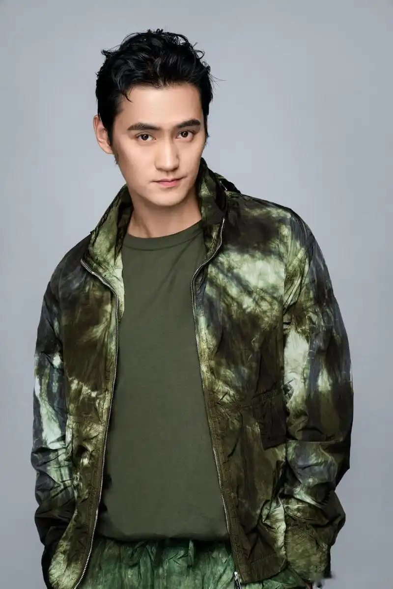 与祖国同庆,分享一组boss袁弘军绿写真,祝愿山河长青,祖国长盛