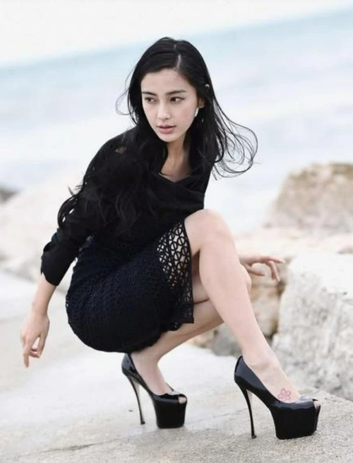 angelababy脚踩恨天高走秀露背长裙似仙女小心翼翼防止意外