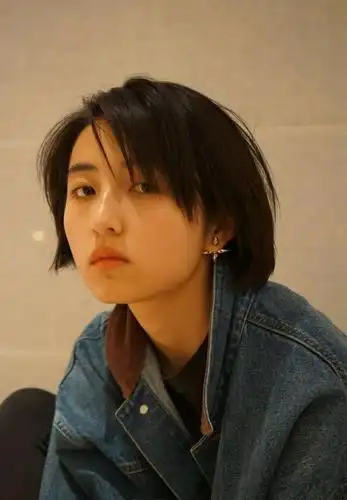 张子枫晒怼脸自拍优越肩颈线少女感十足皮肤状态令人羡慕