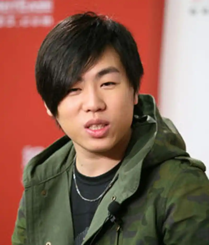 胡彦斌的五款发型:图二杀马特,图四,图五比较适合他!