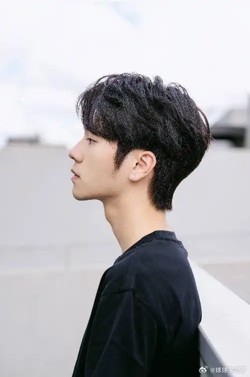 优剪男生纹理烫  经典的三七分发型,搭配侧背的设计,既有复古感又不失