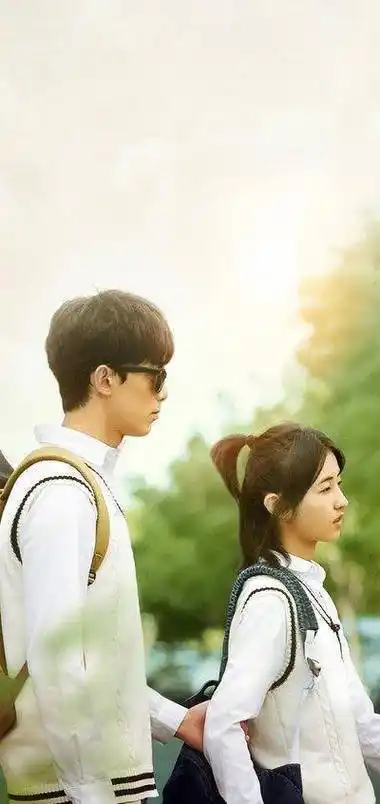 吴磊张子枫毕业照花絮公开,两人站在一起就cp感爆棚,初恋的感觉来了