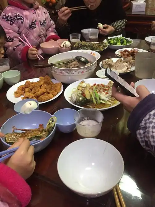 孩子们说妈妈烧得饭菜是最好吃了,吃得可香了!