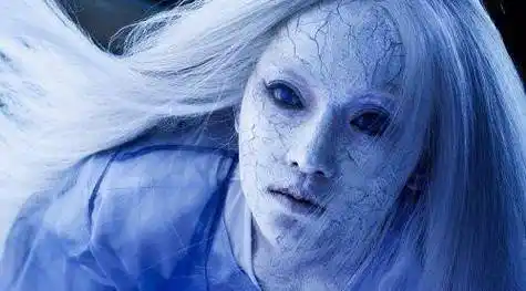 清朝一幅"女鬼图",放大10倍看她在做什么?网友称晚上不敢细看