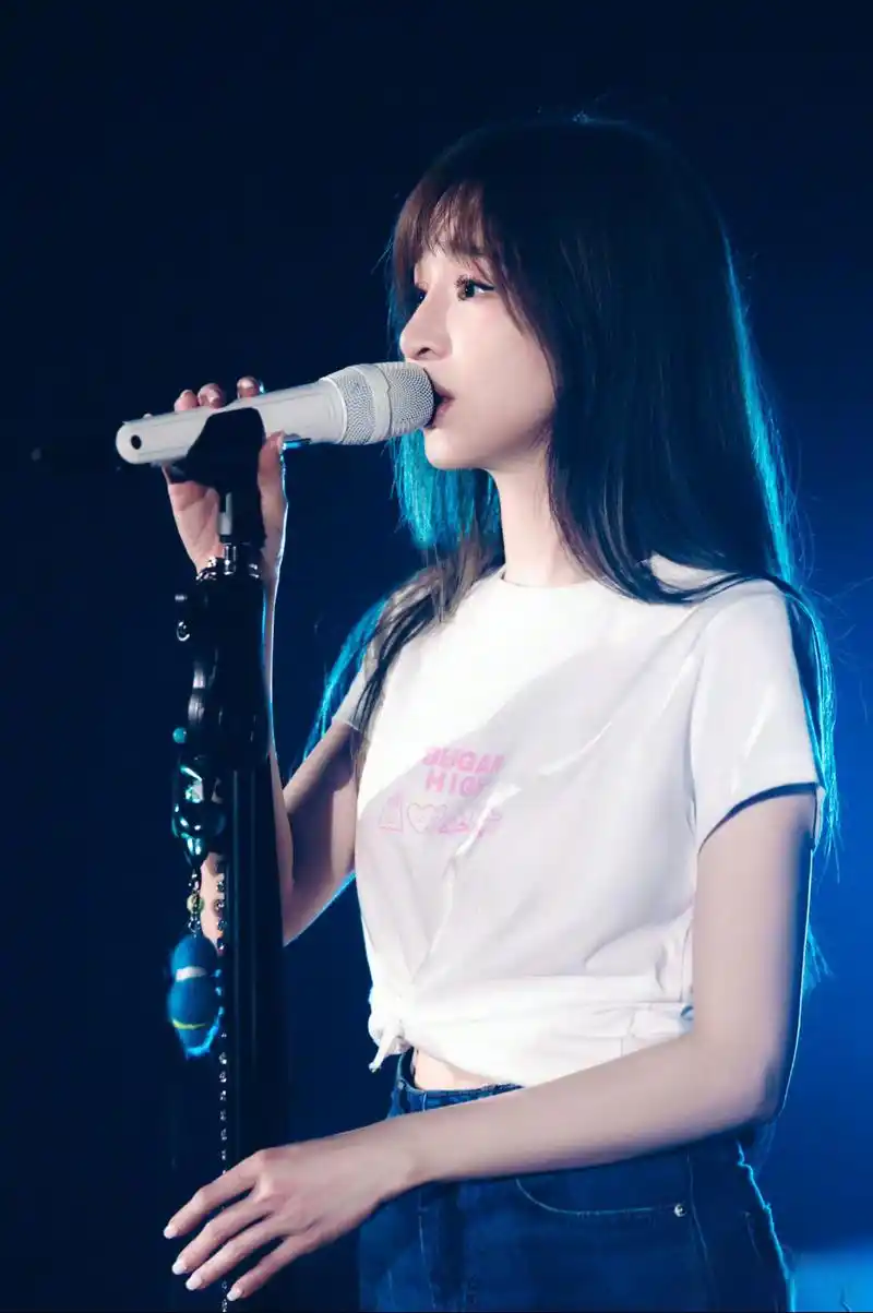 王心凌蓝裙惊艳亮相,演唱会上展现仙女气质 王心凌在演唱会上穿着一身