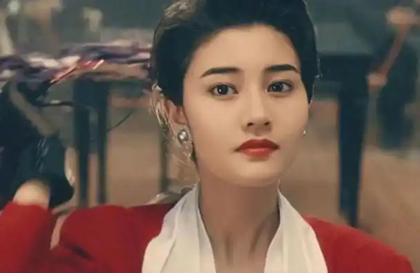 放在以前那个年代来看,她其实是属于第一眼就让人非常惊艳的类型