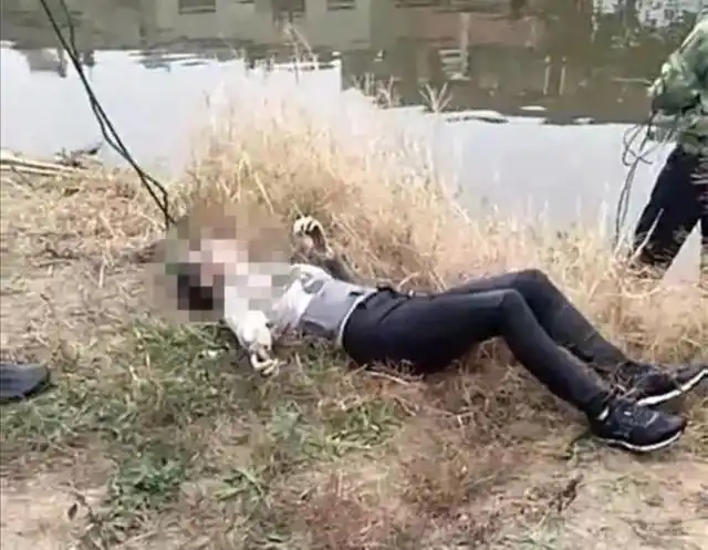 据亲眼目睹水上打捞救援队员提供消息称,正好相反,溺水男女面身朝下朝