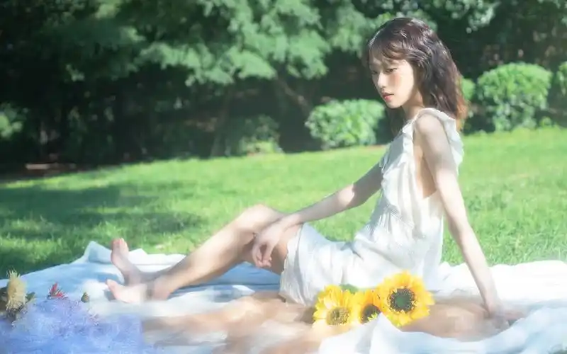 白裙美女性感迷人写真桌面壁纸