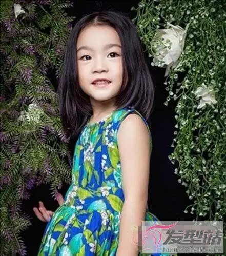 小女孩齐肩发发型脸型圆润的小女孩,很适合剪齐肩发,整体造型轻盈又