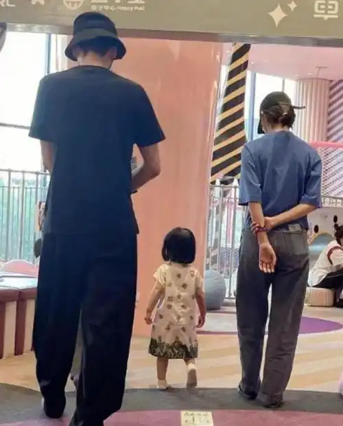 宝宝走在中间,张若昀和唐艺昕各就各位,画面看起来真的很温暖很影爱