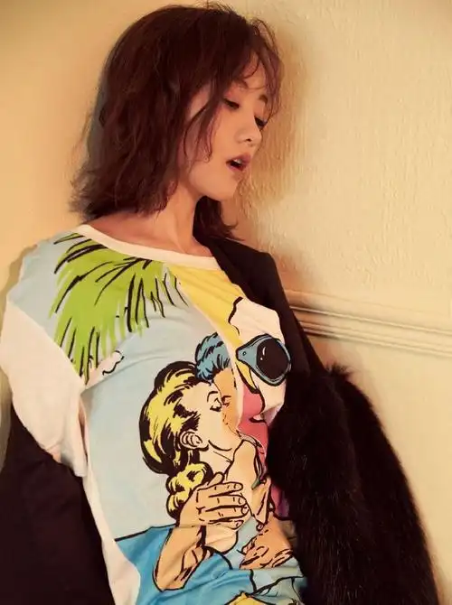 杨蓉又来凹造型皮草配t恤短裤这时尚是过冬还是过夏呢