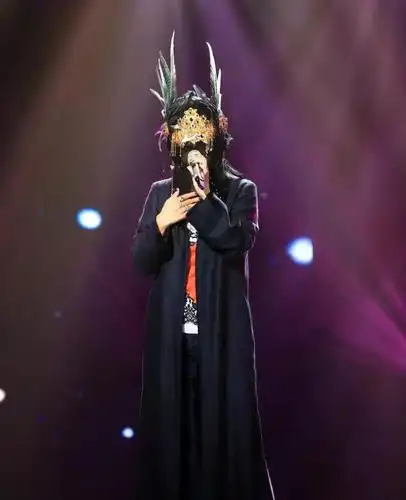 既然现在确定了那英会登台今年《蒙面唱将》,那么她究竟是做蒙面歌