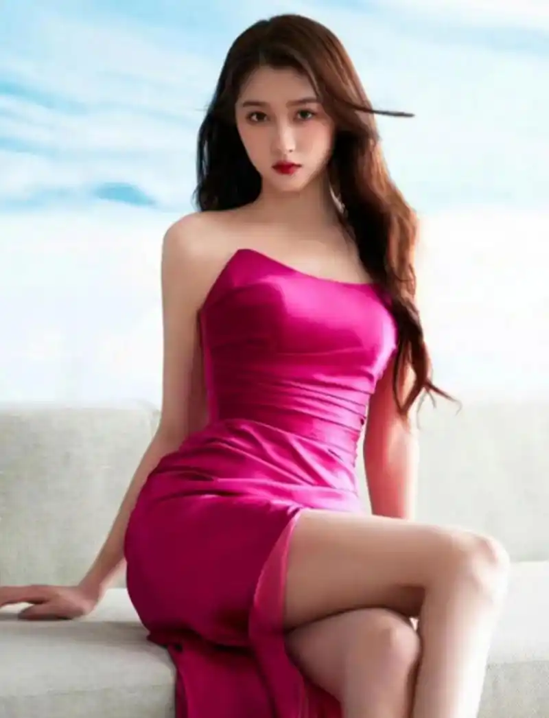 关晓彤# 关晓彤一袭玫红色抹胸高开叉长裙,搭配微卷长发,浑身散发着