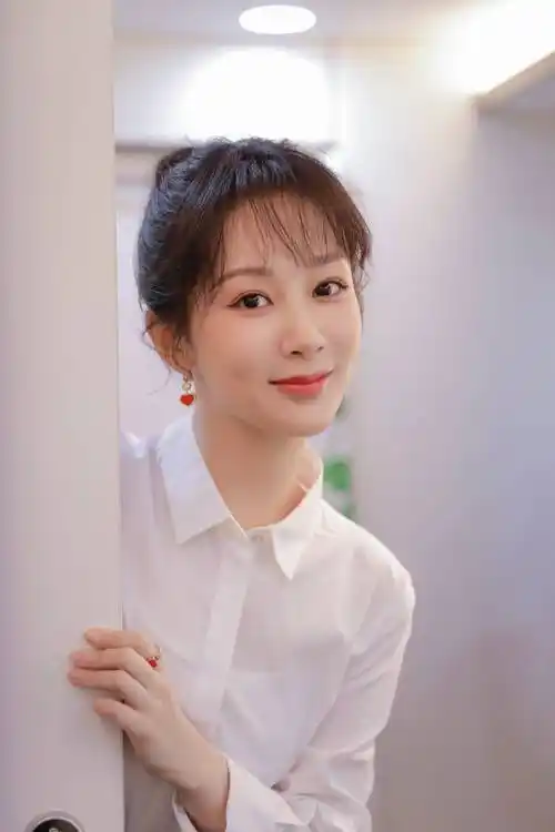 杨紫麻花辫造型学生气十足甜美可爱