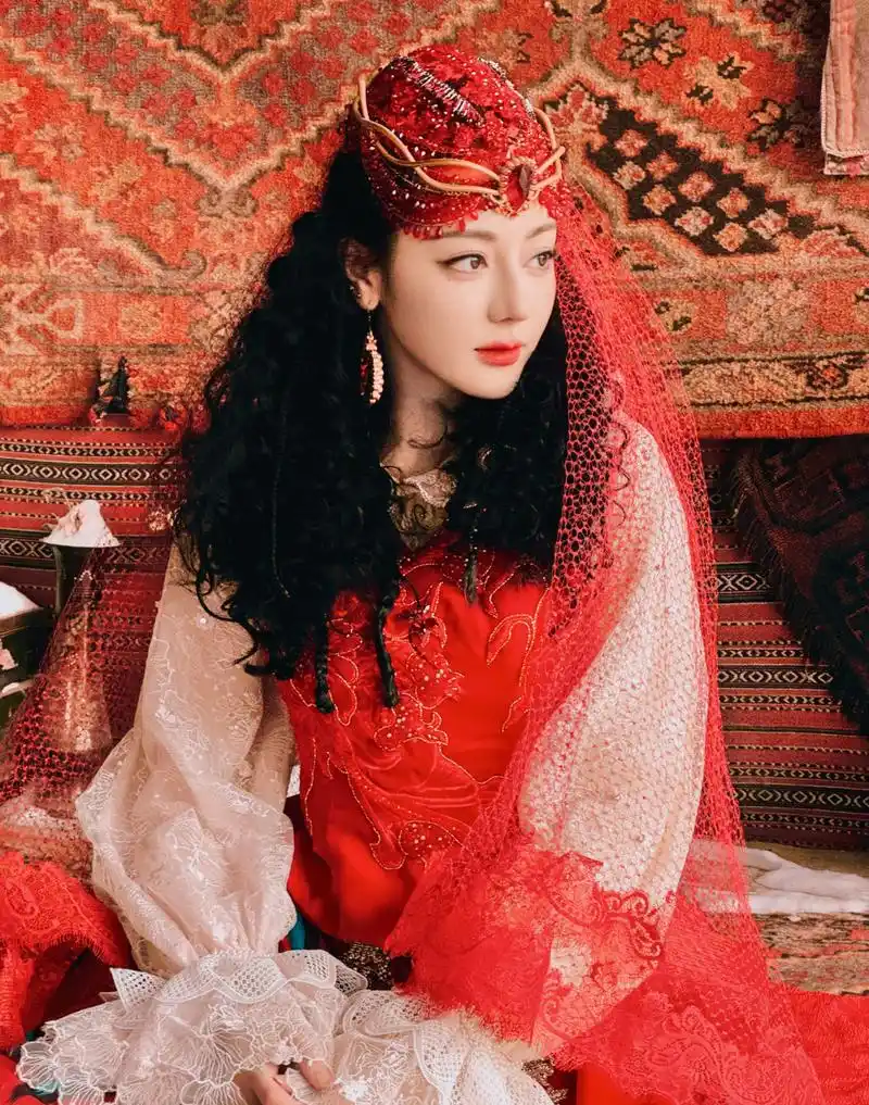 迪丽热巴春晚后最新造型,又美又喜庆,真的好喜欢.