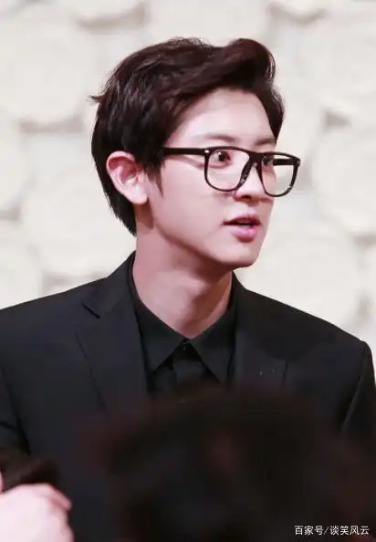 戴眼镜的朴灿烈真的太萌了,是吃可爱长大的吗?